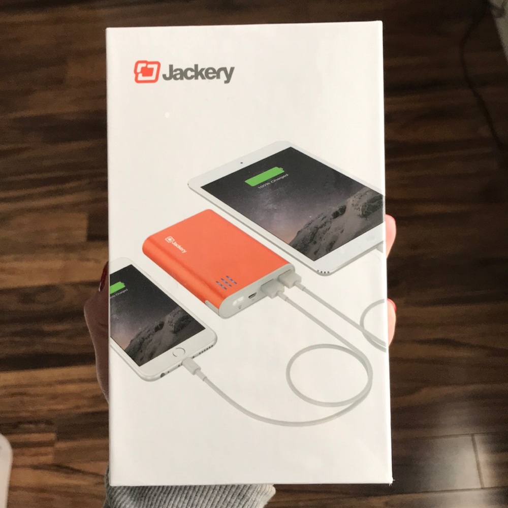 NEW Jackery RECHARGEABLE BATTERY